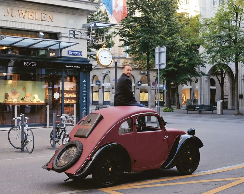 Lorenz Schmid recreating the 1936 photo in front of Beyer Chronometrie, Zurich, 2021